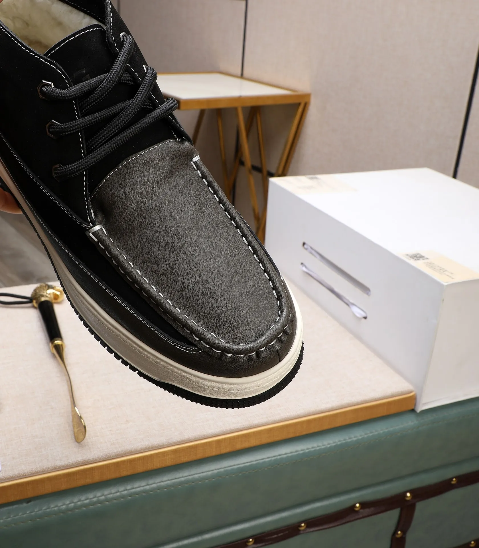 Men's shoes 💰700 [High-end UGG] (full wool lining) The top-end high-quality fur-in-one warm snow boots are from the Australian warm luxury brand men's shoes, UGG-5877 official website is synchronized, made of imported cowhide, carefully sewn. Imported rubber foam outsole (comfortable, soft, wear-resistant) The quality is really great... Exquisite workmanship, you can't put it down at first sight, code number: 39-44 (45 custom-made)